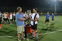 Valerio Adamo (Capitano) del S.Filippo riceve la Coppa dal Presidente Regionale Daniele Rosini